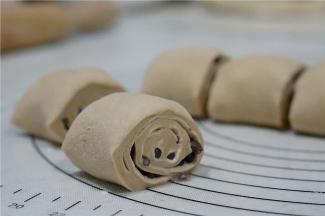 从下往上的卷好，我卷得有点松，蒸好之后可以手撕着吃，我家姐姐喜欢这样子的吃法。

















































从下往上的卷好，我卷得有点松，蒸好之后可以手撕着吃，我家姐姐喜欢这样子的吃法。