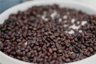 提前将红豆泡发然后上锅蒸一个半小时，要是赶时间也可以入高压锅压至红豆熟烂。大家根据时间来定，当然了买现成的熟红豆也有哦。