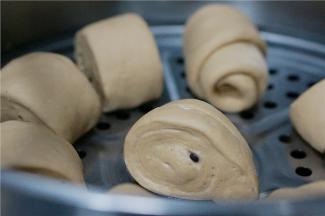 蒸格刷一层薄油，将生红豆包码放在上面，然后上盖醒发20分钟，然后再选择蒸面食模式，蒸25分钟。蒸好之后不要着急开盖，焖个五六分钟，红豆包的样子就会更饱满。