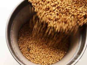 接着加入芝麻。