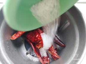 辣椒、海盐放进研磨机，研磨三十秒。
