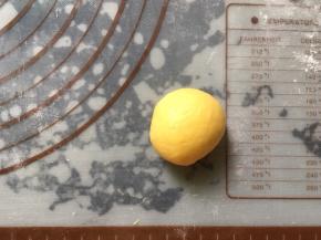 平均分成30克一个的面团，揉圆