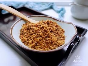 又香又辣，孜然味特浓的干料，蘸着烤肉想越吃越香，这碟蘸料蔬菜、豆腐都适合。