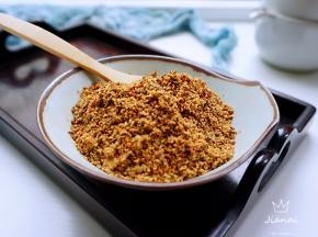 又香又辣，孜然味特浓的干料，蘸着烤肉想越吃越香，这碟蘸料蔬菜、豆腐都适合。