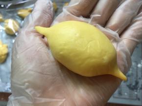 两头各捏一个小尖角