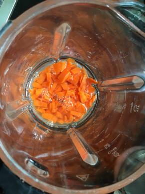 胡萝卜150克去皮洗净切块放入破壁机，加170克水打成汁