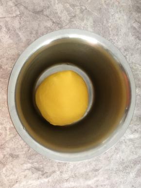 把所有材料放盆里，揉成光滑的面团，盖保鲜膜室温发酵至两倍大