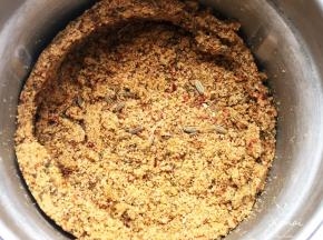 研磨好的干料，还有一点大的孜然颗粒，这样的干料，吃起来口感更丰富，如果喜欢更细腻一些的干料，延长研磨时间。