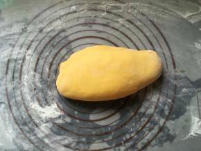 发酵好的面团放在揉面垫上按压排气