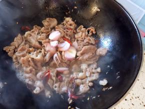 放入毛葱片翻炒