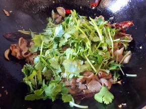 放入香菜段炒匀出锅