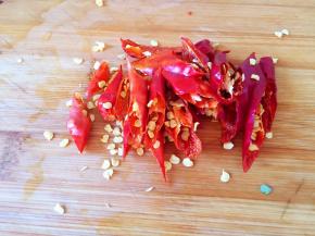 干红辣椒剪成长条