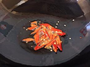 油锅烧热，放入红辣椒爆香