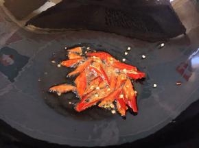 油锅烧热，放入红辣椒爆香