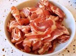 羊肉切片，或者买现成的羊肉片