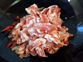 放入羊肉片翻炒片刻