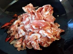 放入羊肉片翻炒片刻