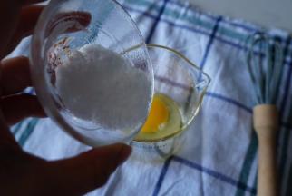 鸡蛋打入容器中，加入砂糖打散