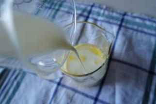 倒入牛奶搅拌均匀