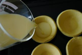 倒入准备好的蛋挞皮中