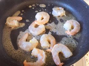 锅中再放油烧热，放入虾仁翻炒片刻