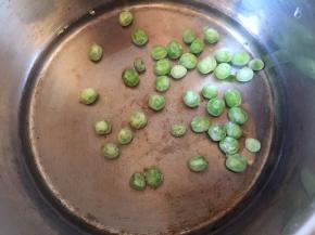 豌豆粒开水烫熟捞出