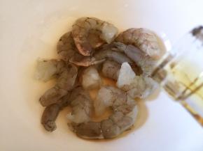 虾仁挑去虾线，用料酒腌制一下