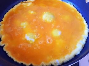 油锅烧热，倒入鸡蛋液