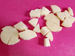 山药洗干净去皮切小块。