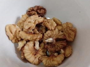 核桃去壳。