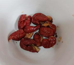 红枣去核。