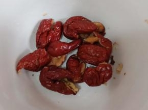 红枣去核。