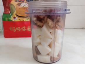 将山药、核桃、红枣、细砂糖放入料理机里。