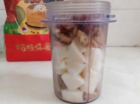 将山药、核桃、红枣、细砂糖放入料理机里。