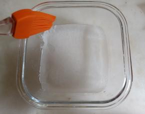 容器底部垫油纸，旁边刷少许油。