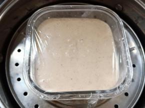 盖保鲜膜，用牙签戳几个小孔，或者直接容器的盖子。冷水上锅蒸20分钟，闷三分钟。