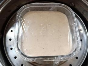 盖保鲜膜，用牙签戳几个小孔，或者直接容器的盖子。冷水上锅蒸20分钟，闷三分钟。