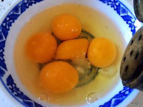 放五香粉搅打均匀