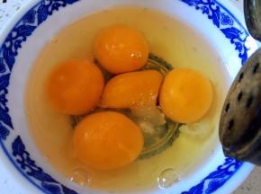 放五香粉搅打均匀