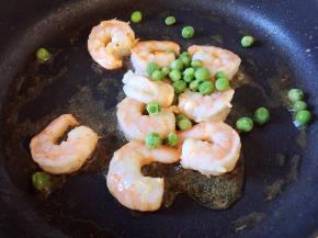 放入豌豆粒翻炒片刻