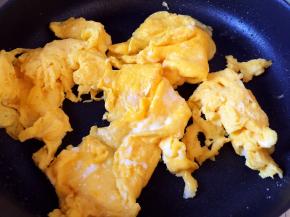 炒至蛋液凝固，盛出