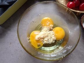 鸡蛋内加入盐、白胡椒粉、芝士粉