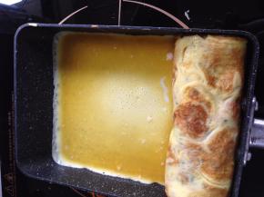 再次倒入适量蛋液，小火慢煎，一定要小火