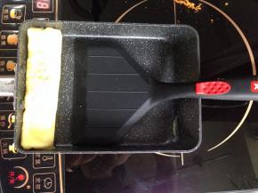 卷好后将蛋卷推至一边