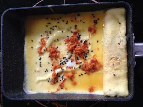 重复上面的过程，以此类推，边倒蛋液边卷蛋皮