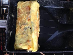 直到用完所有蛋液，用铲子压紧蛋卷定型