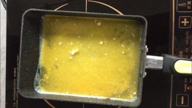 不粘锅烧热，刷少量橄榄油，倒入少许鸡蛋液，能够铺满底部就行