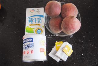 准备好食材，蜜桃要买成熟度高的，这样的会更香软一些，口感也更甜。