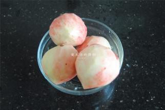 蜜桃先去皮洗干净，用刀破开去核。