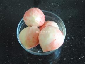 蜜桃先去皮洗干净，用刀破开去核。